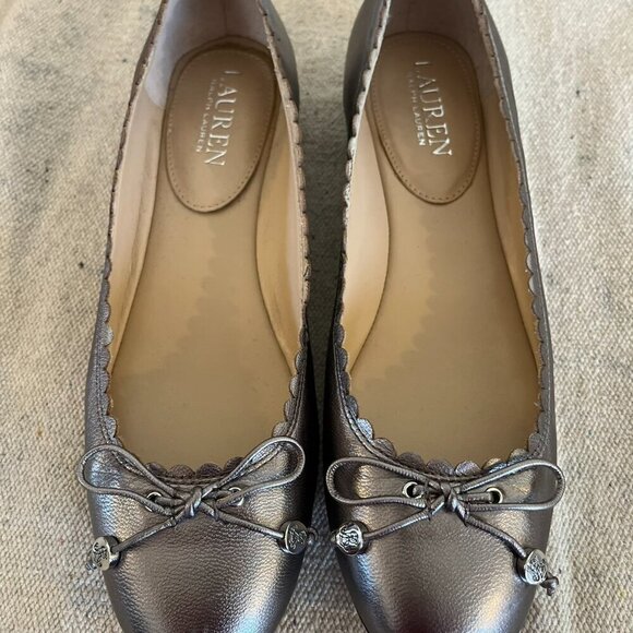 Lauren Ralph Lauren Woman's Silver Glennie Bow Flats Sz 7B - Picture 8 of 8